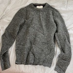 Long sleeve gray knitted sweater